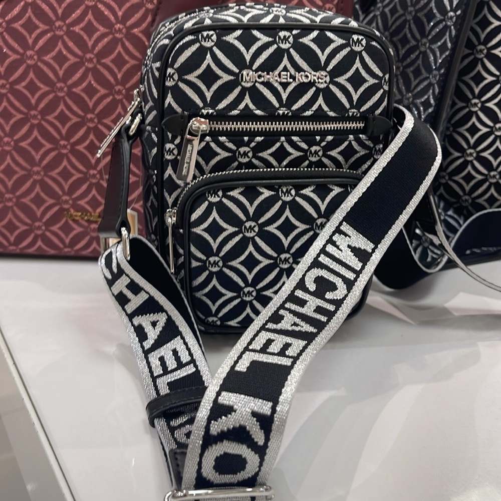 Michael Kors Jet Set Medium Signature Logo Crossbody Bag
Black /Silver Jacquard - Picture 11 of 16